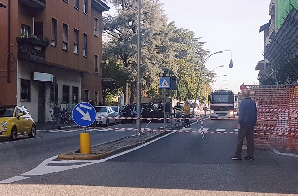 Parabiago, incidente in viale Marconi: strada chiusa al traffico