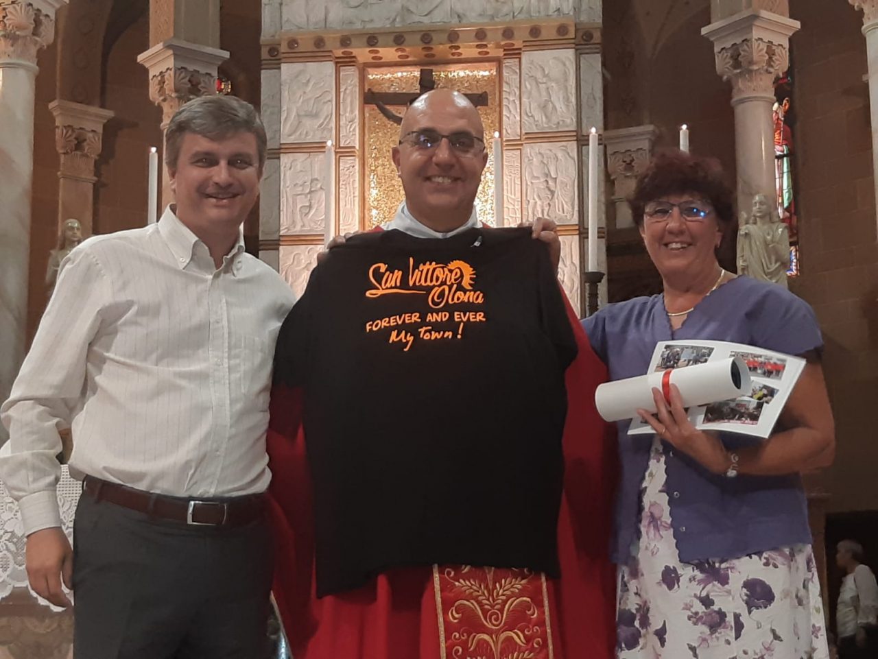 Don Davide Bertocchi saluta il paese, l’abbraccio di San Vittore Olona FOTO