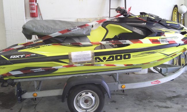 Ubriaco in acquascooter si schianta contro un natante: multa record