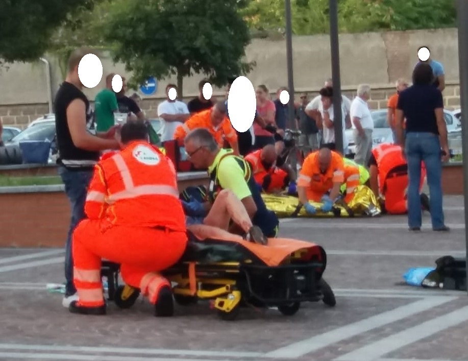 Accoltella la ex e poi viene picchiato dal nuovo compagno – LE FOTO