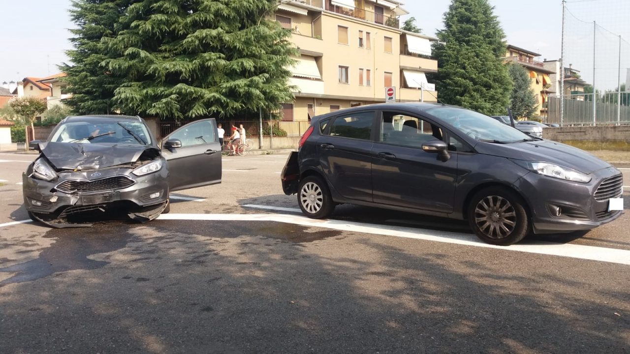 Incidente in via Minghetti: due persone coinvolte – LE FOTO