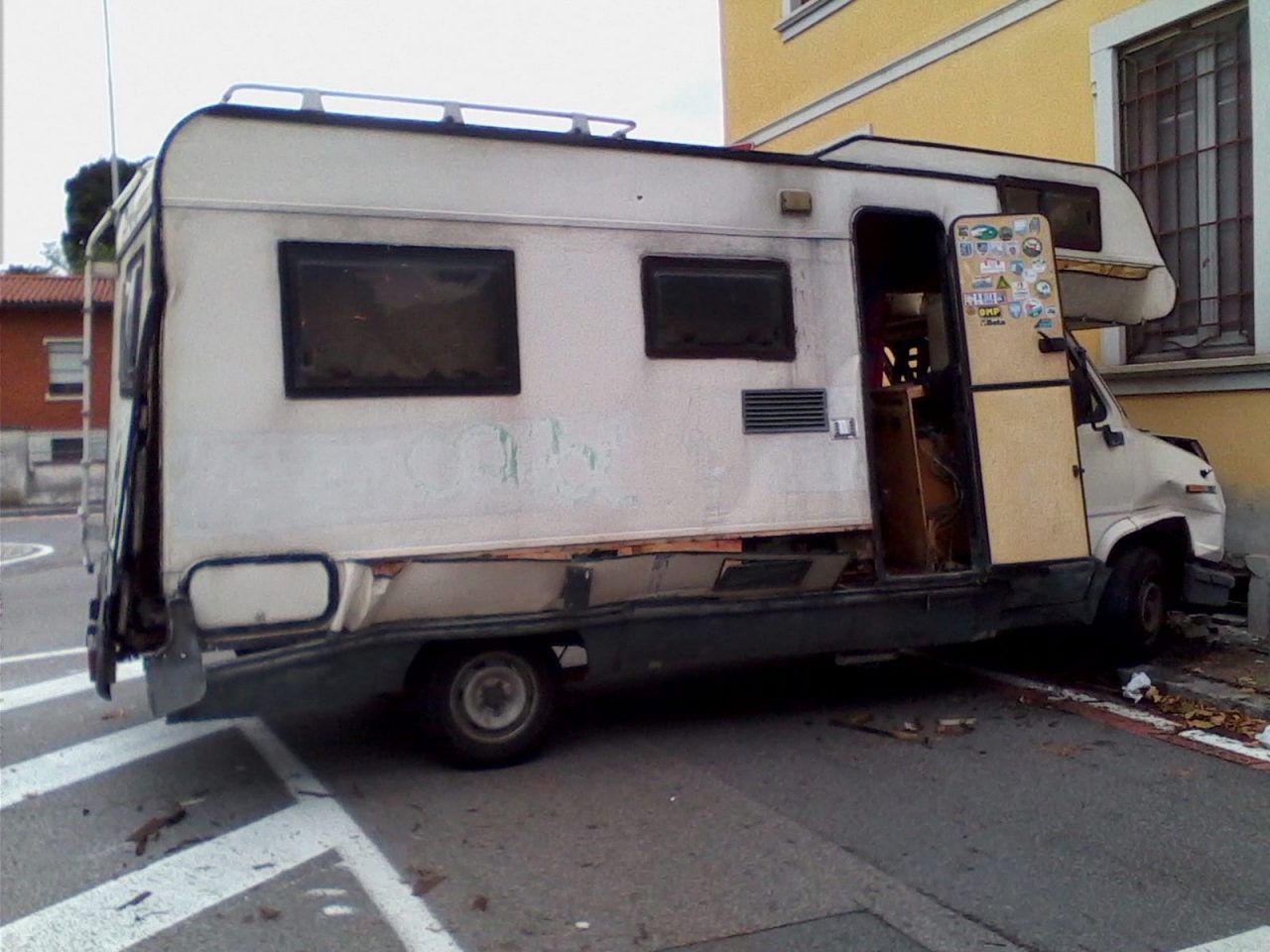 Camper contro muro, paura per una donna