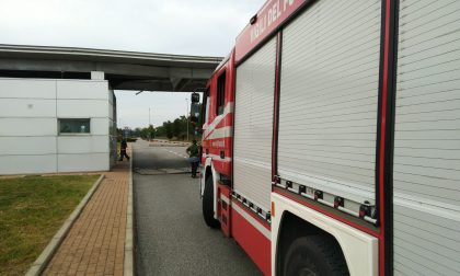 Camion della spazzatura danneggia la guardiania dell'ospedale di Legnano