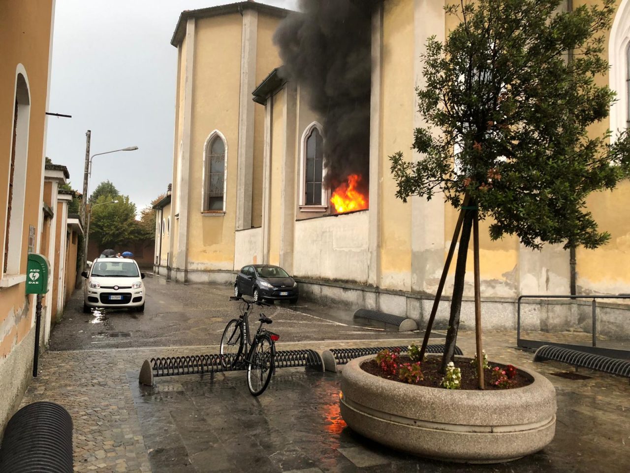 Denunciato il piromane che ha appiccato il fuoco in chiesa