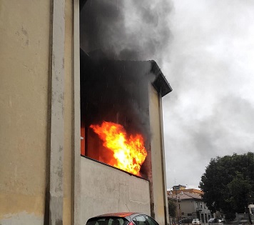 Incendio in chiesa, paura dopo i battesimi