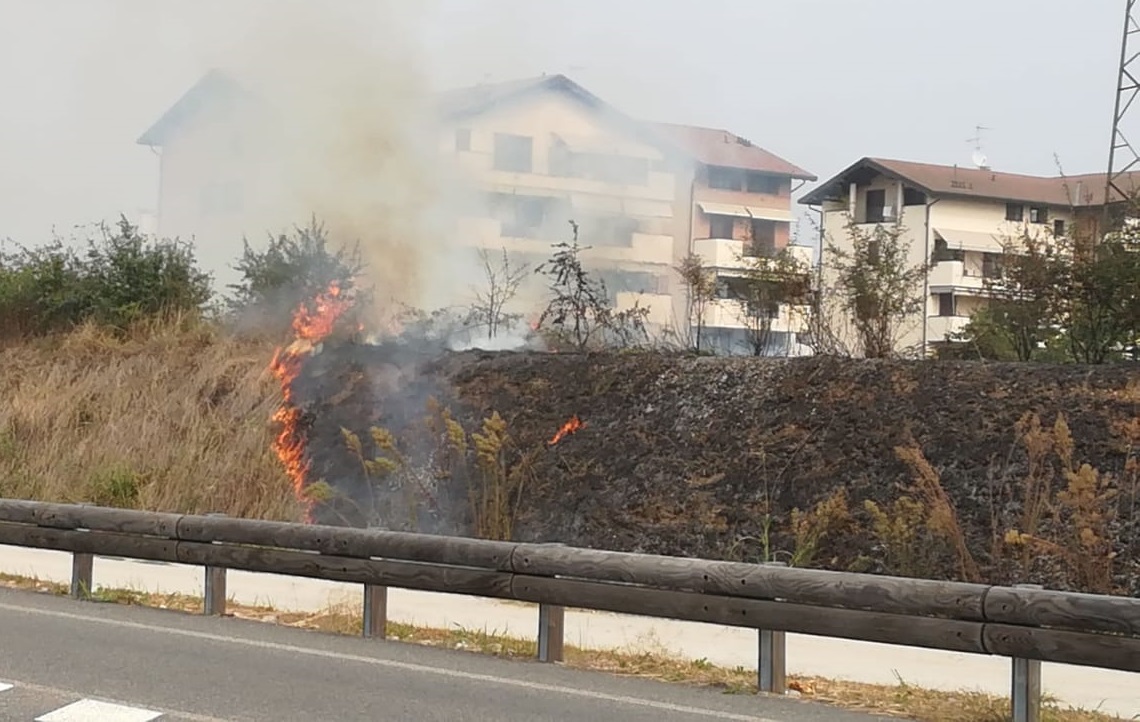 Tre incendi in meno di un chilometro a Legnano FOTO