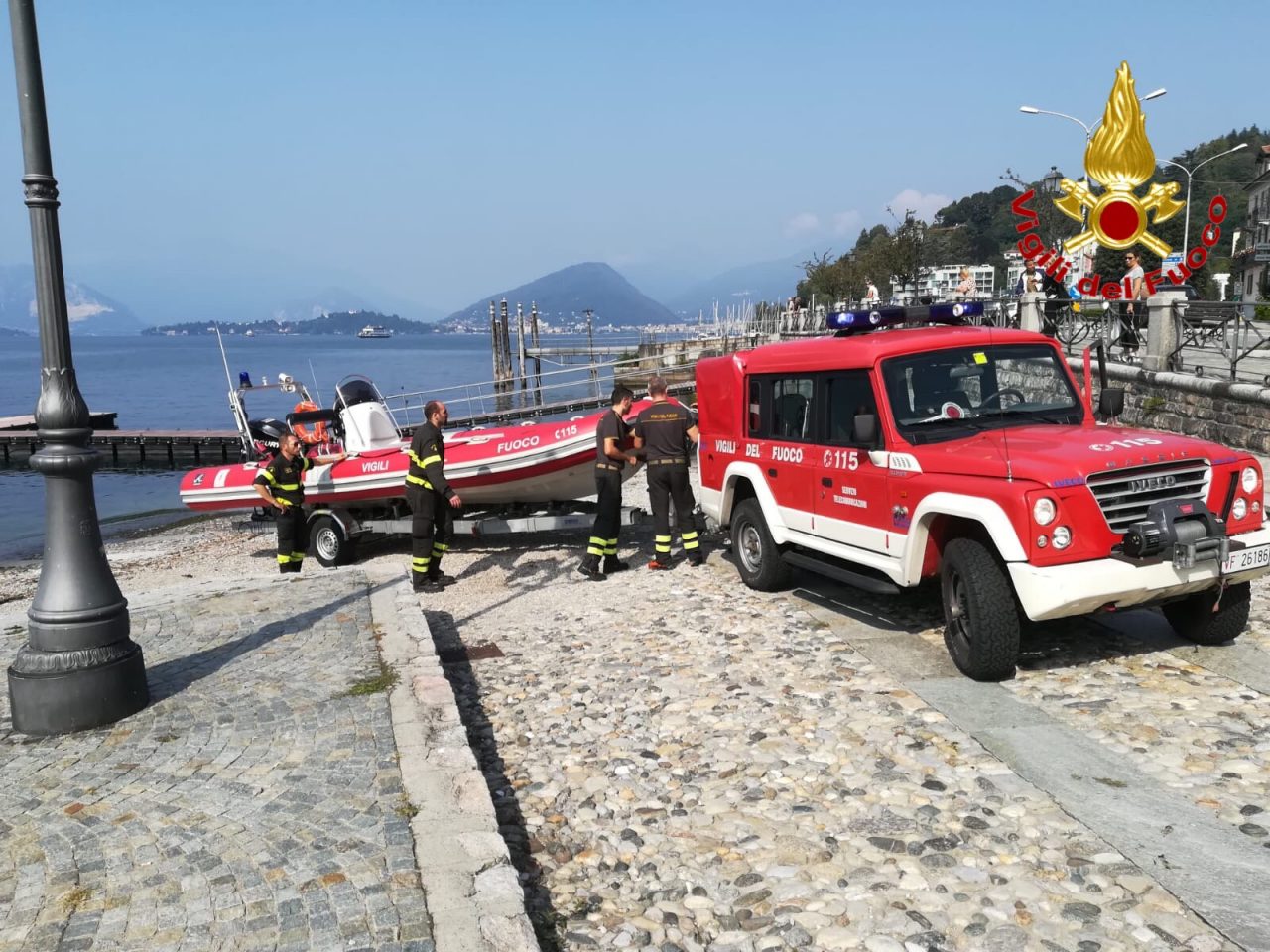 Lo vedono cadere dal traghetto, i passeggeri lanciano l’allarme: ricerche in corso