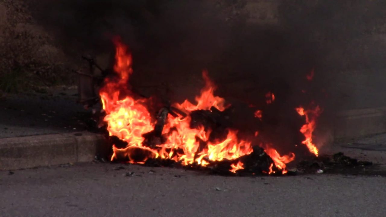 Motorino in fiamme, intervengono i Vigili del fuoco FOTO e VIDEO