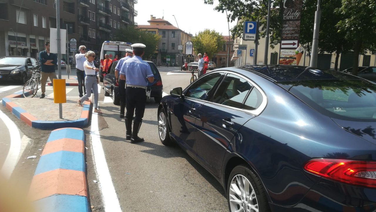 Scontro tra auto a Legnano: tre feriti e traffico in tilt