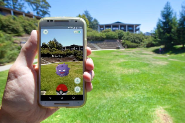 Gioca a Pokémon e lo scambiano per un malvivente