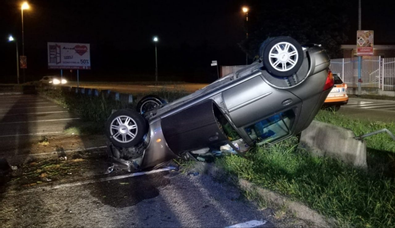 Ribaltamento in viale Sabotino: coppia in ospedale