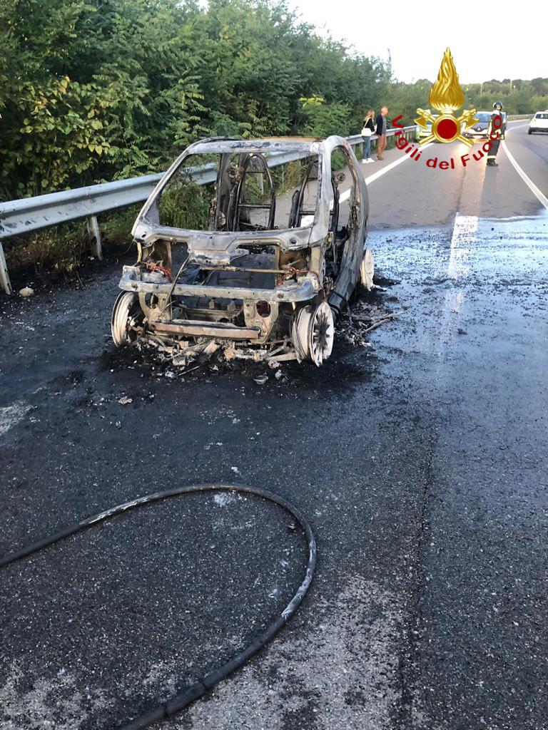 Auto in fiamme a Mozzate FOTO