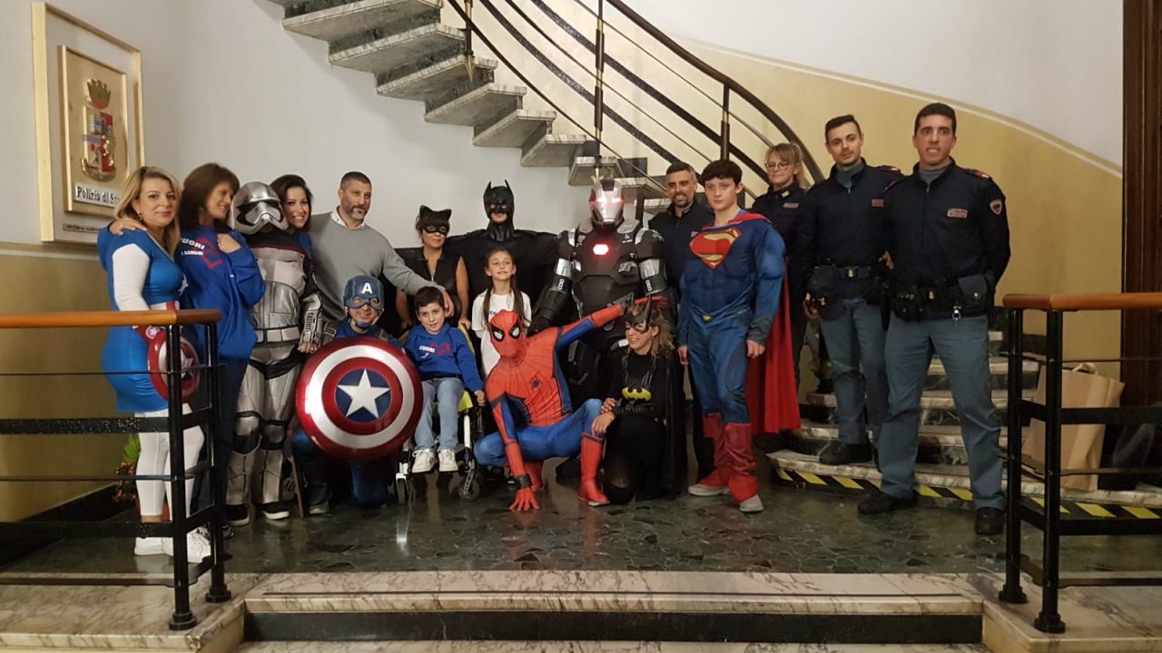 Supereroi in Questura a Varese: “Grazie per il vostro lavoro” VIDEO