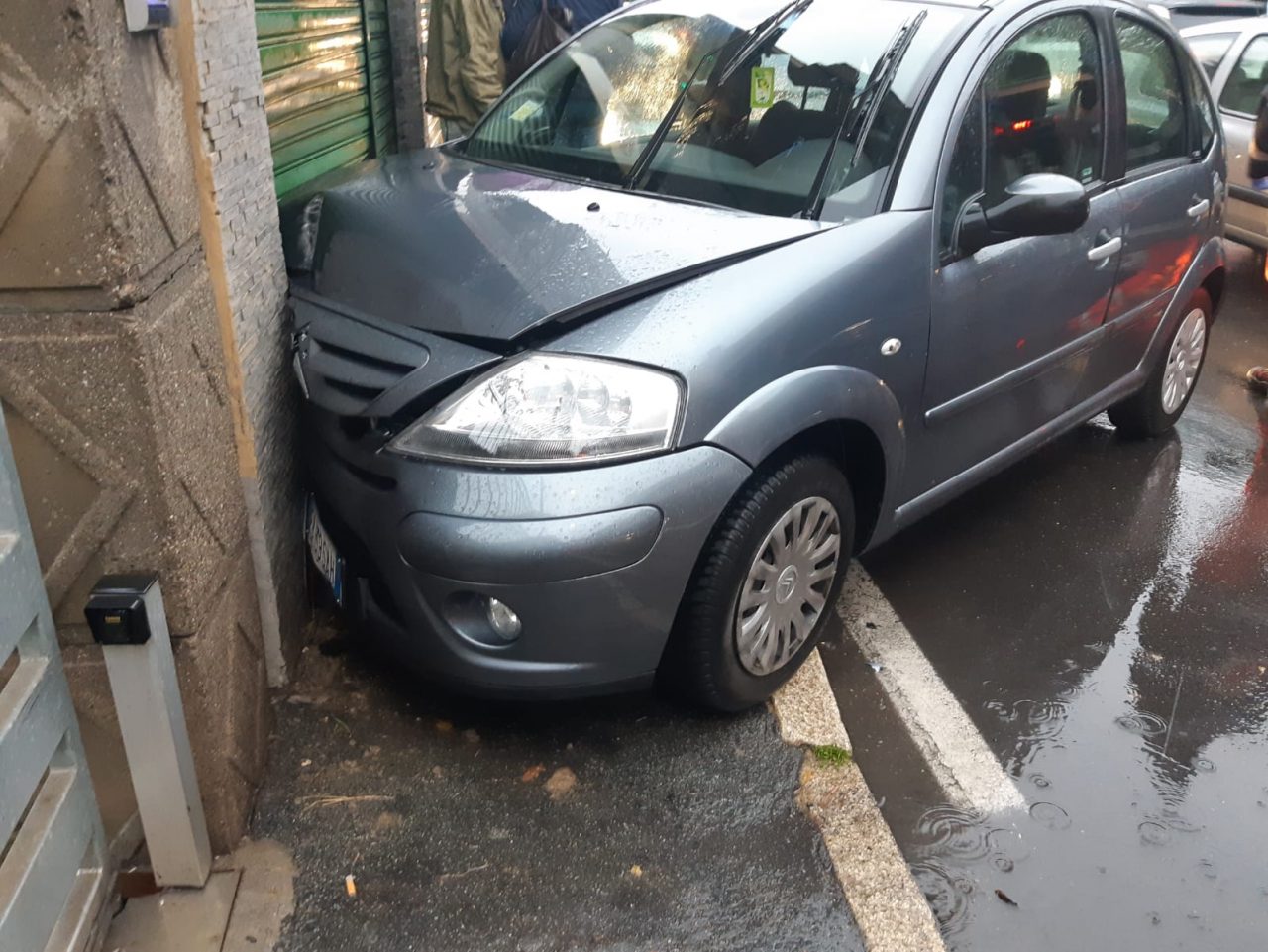 Investe un 14enne e finisce contro la vetrina FOTO