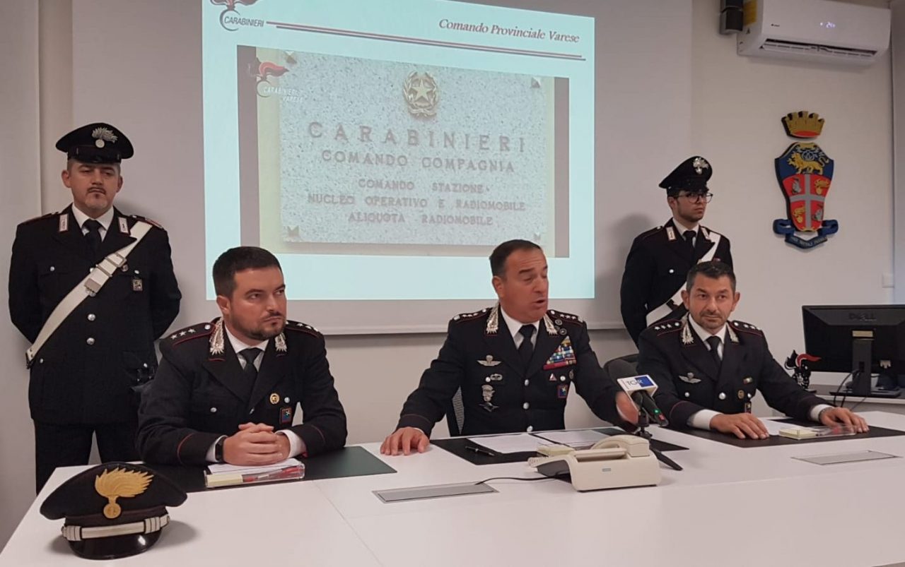 Fa incendiare l’auto della ex e sequestra un testimone, arrestati stalker e 4 complici