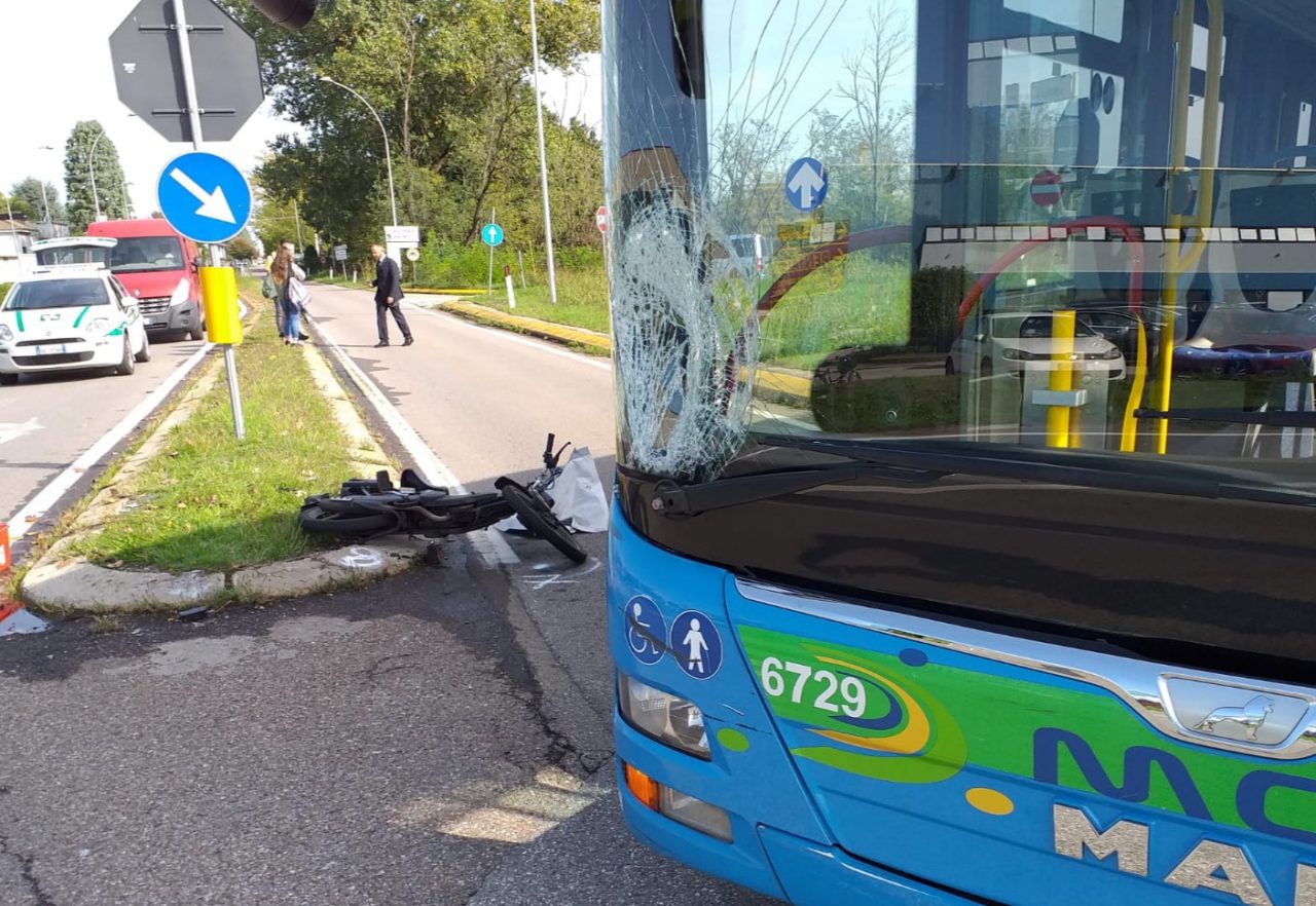 Autobus contro un motorino a Castano, grave un 51enne