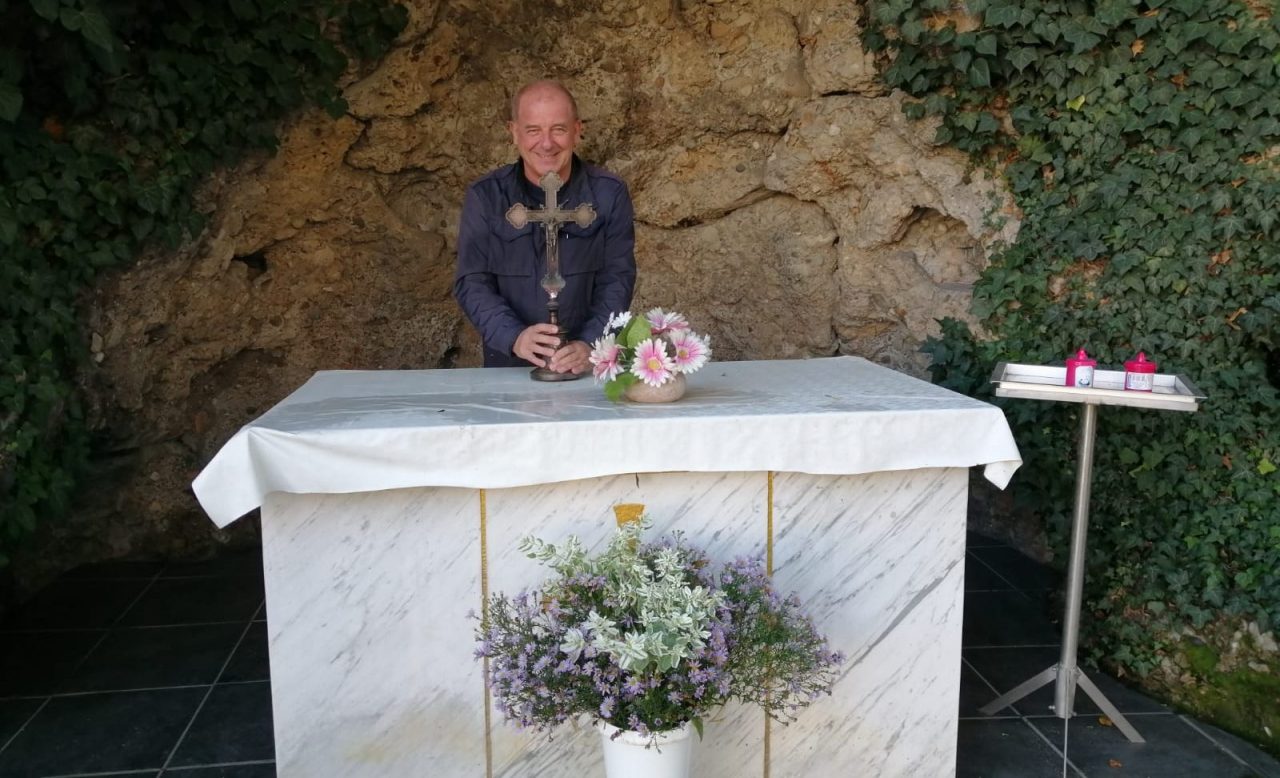 Torna al suo posto il crocifisso distrutto a inizio settimana a Palazzo Pollini