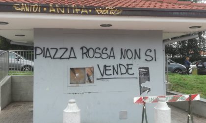 Strisce blu in Piazza dei Mercanti addio: "Piazza rossa non si vende" FOTO