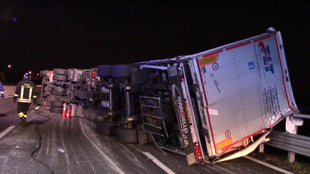 Camion ribaltato lungo la A8 all’uscita di Legnano FOTO