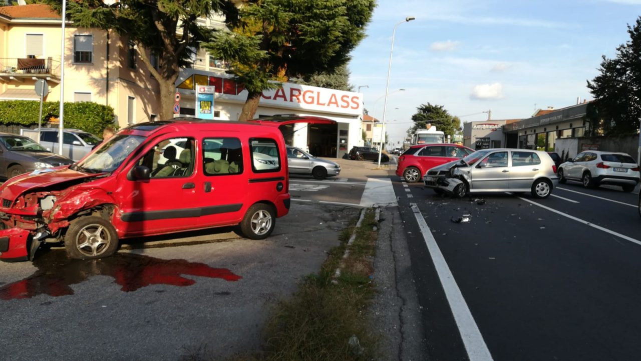 Violento scontro tra due auto a Castellanza FOTO