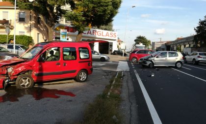 Violento scontro tra due auto a Castellanza FOTO