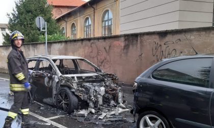 Auto bruciata dalle fiamme a Nerviano FOTO
