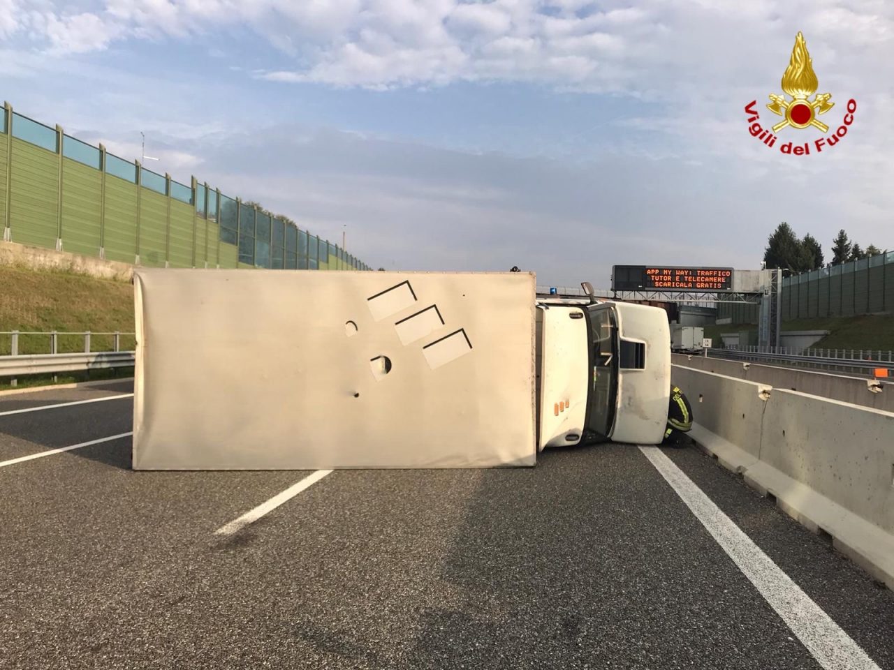 Camion si ribalta lungo la A9 tra Saronno e Origgio