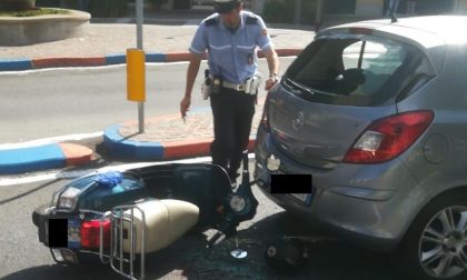 Scooter si schianta contro un'auto: 22enne finisce all'ospedale GALLERY