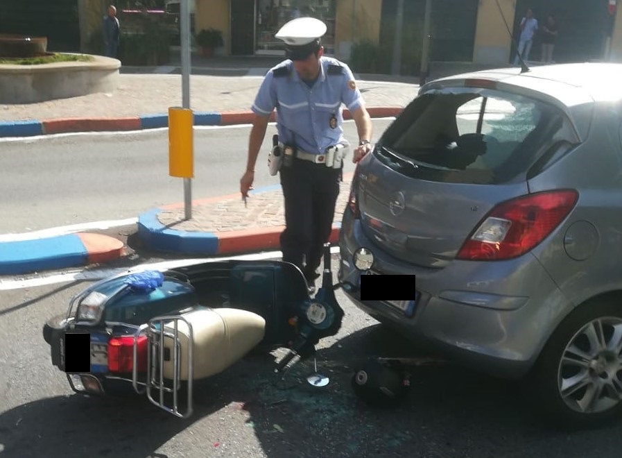 Scooter si schianta contro un’auto: 22enne finisce all’ospedale GALLERY