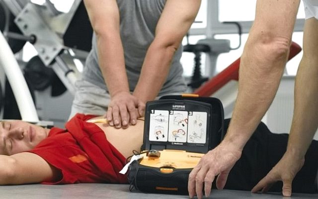 Rescaldina, ex assessore salvato dal sindaco col defibrillatore