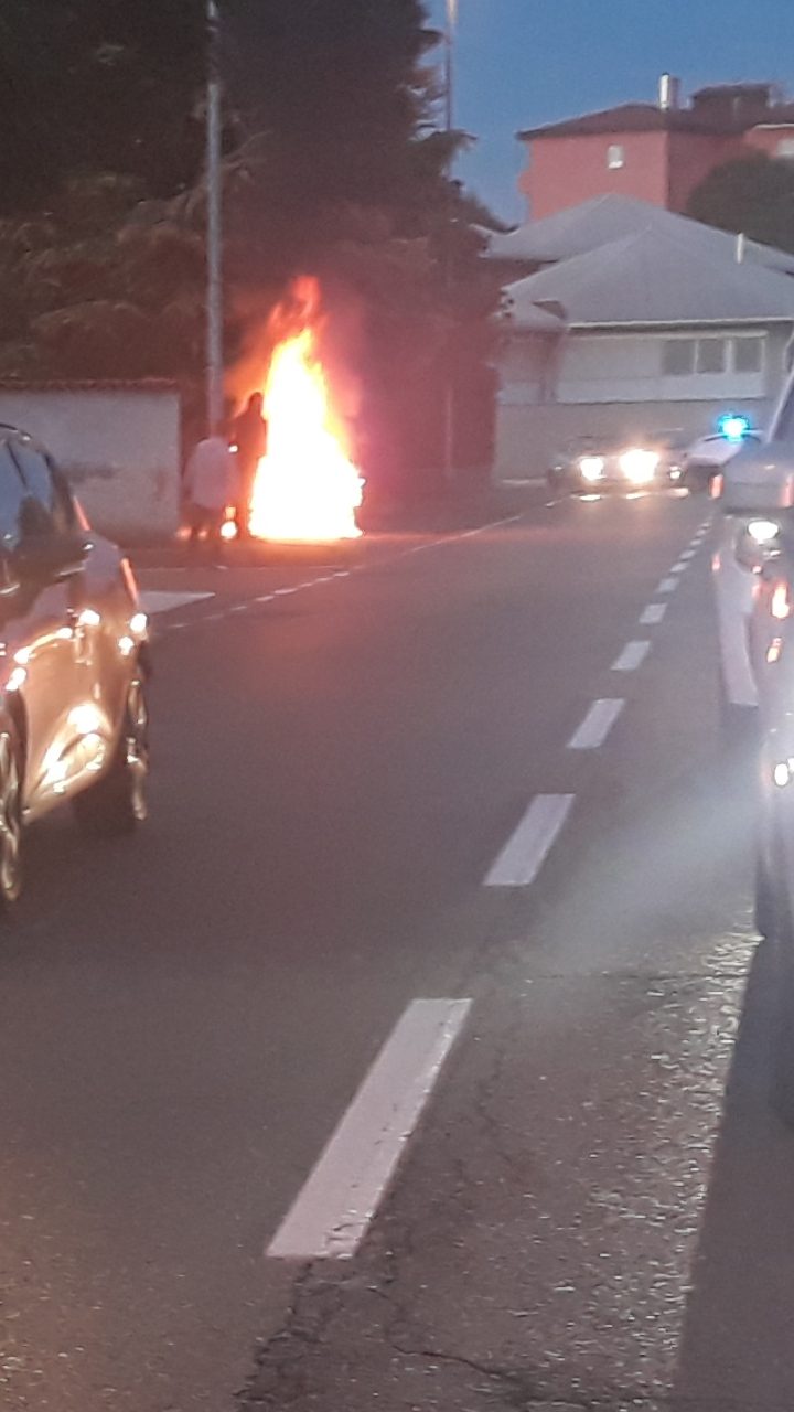 Auto a fuoco a Parabiago: paura in via D’Annunzio
