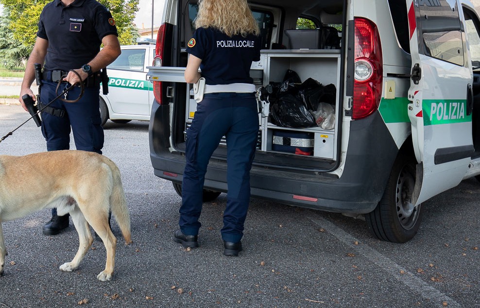 Volevano comprare droga, pregiudicati intercettati dalla Polizia locale