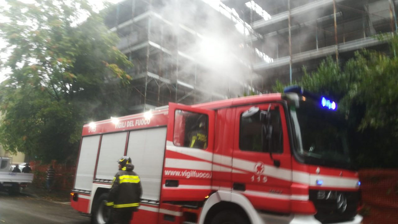 Brucia la cantina in un cantiere di Legnano