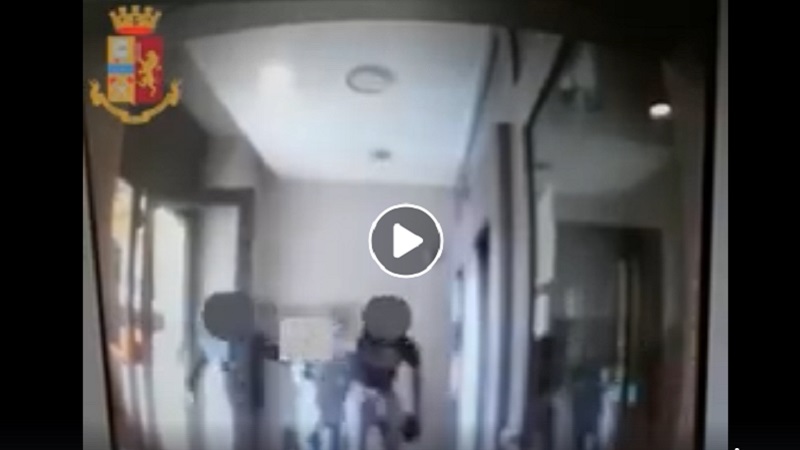 Tentano rapina ad una banca, i poliziotti si fingono clienti e li arrestano VIDEO