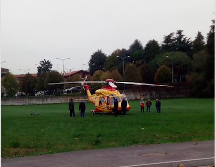 Malore mentre fa la spesa a San Vittore Olona: arriva l’elisoccorso