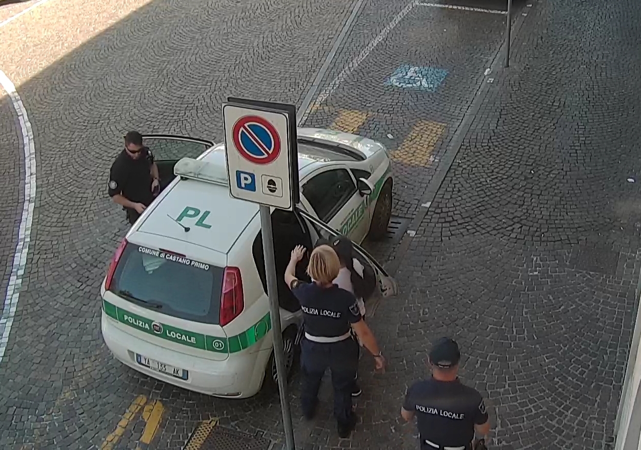 Doveva andare in carcere: beccata dalla Polizia locale di Castano – FOTO