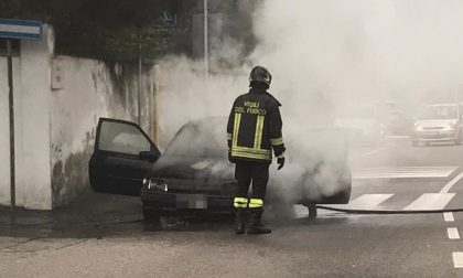 Auto in fiamme a Legnano: salvata la conducente FOTO