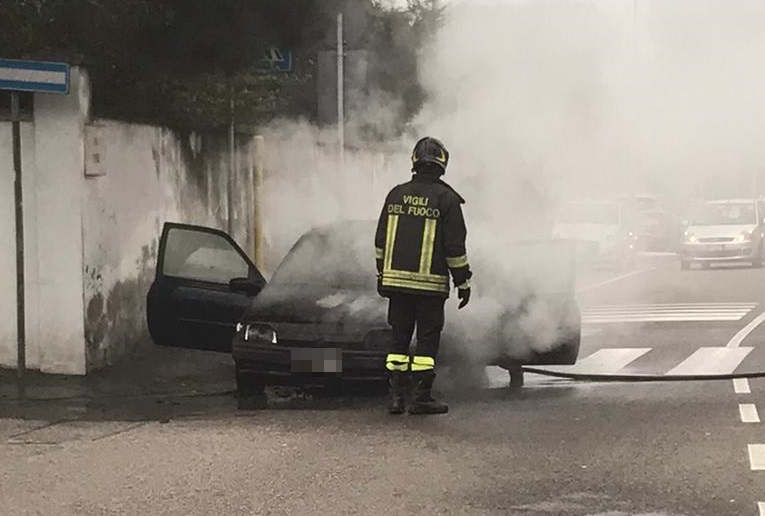 Auto in fiamme a Legnano: salvata la conducente FOTO