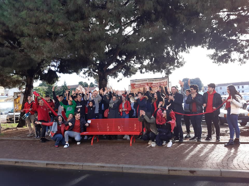 Flash mob e panchine rosse contro la violenza sulle donne – FOTO