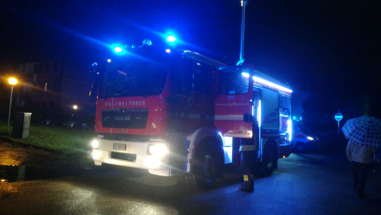 Cantina in fiamme, mezzi di soccorso al lavoro a Cairate