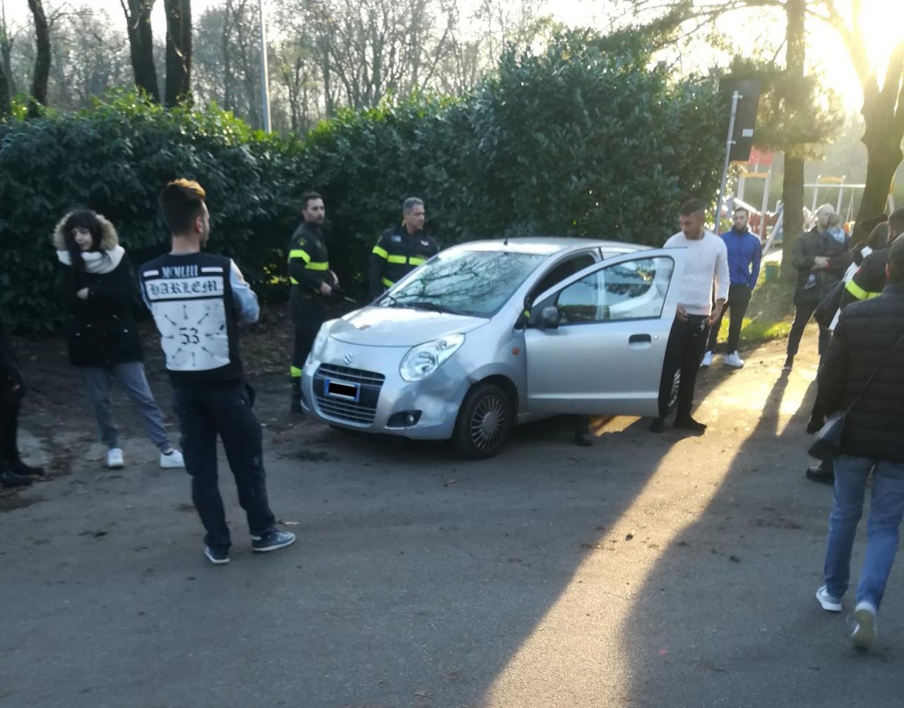 Neonato resta bloccato in macchina: lo salvano i pompieri