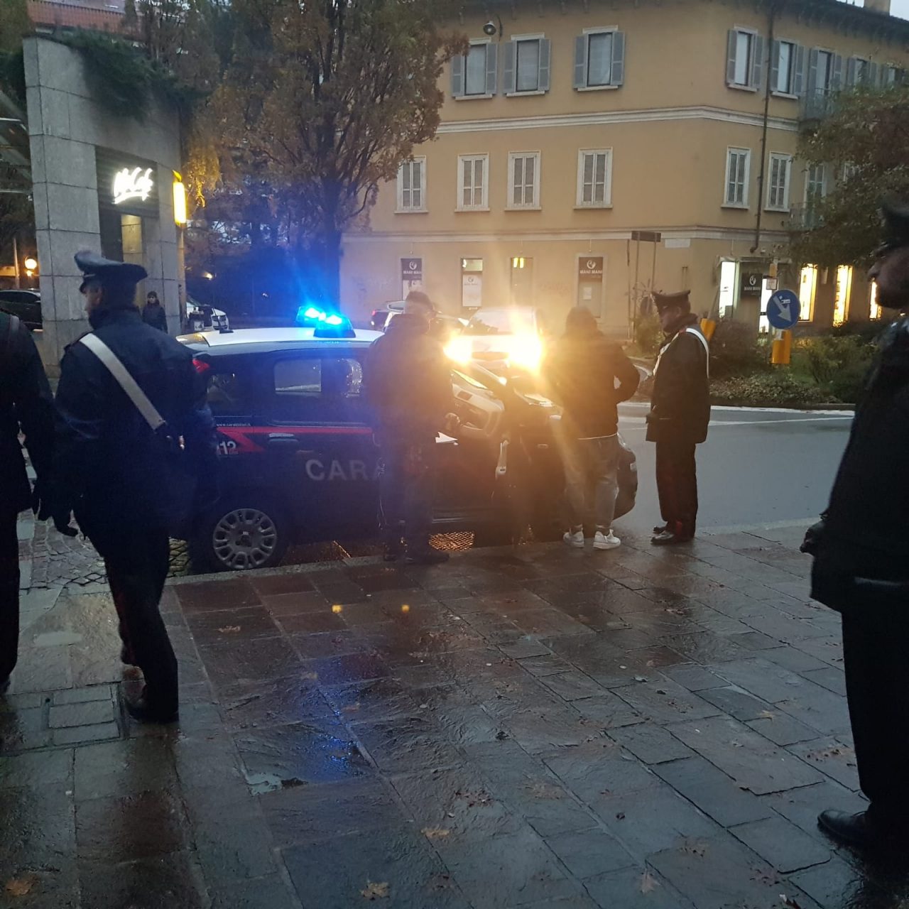 Droga nelle scarpe e un coltello a serramanico FOTO