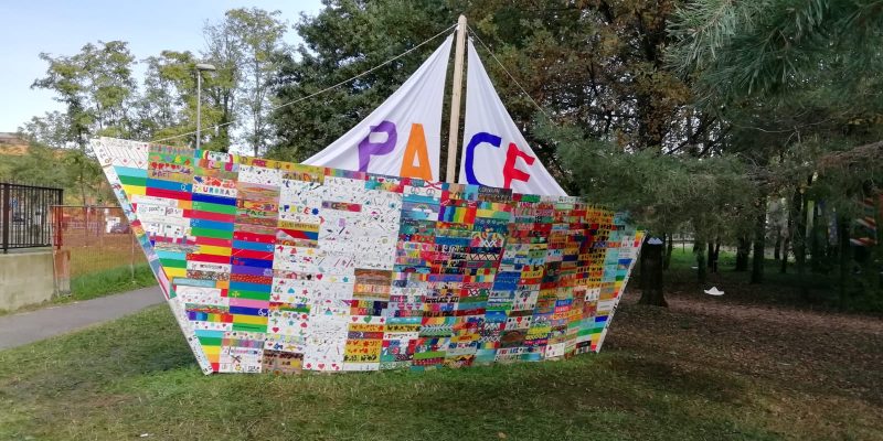 Una grande barca nel Bosco della Pace: è il frutto del lavoro di 800 bambini FOTO