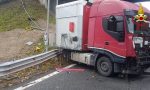 Scontro sulla A8, camion invade la carreggiata FOTO