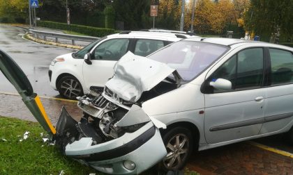 Violento scontro alla rotonda: un'auto distrutta FOTO
