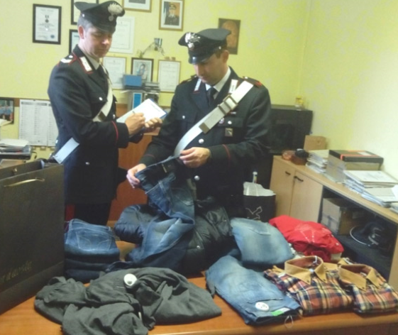 Tentato furto a Castellanza: 19enne indossa vestiti rubati sotto i suoi, denunciato