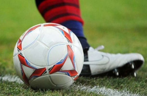 Insulti razzisti – Padre scende in campo e tira un pugno a un calciatore