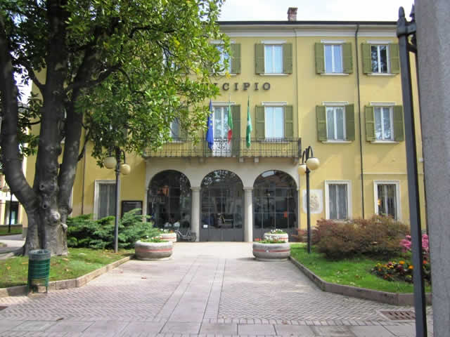 Farmacia comunale di Malnate, opposizione pronta alla sfiducia: “Mandate gli atti in Procura”