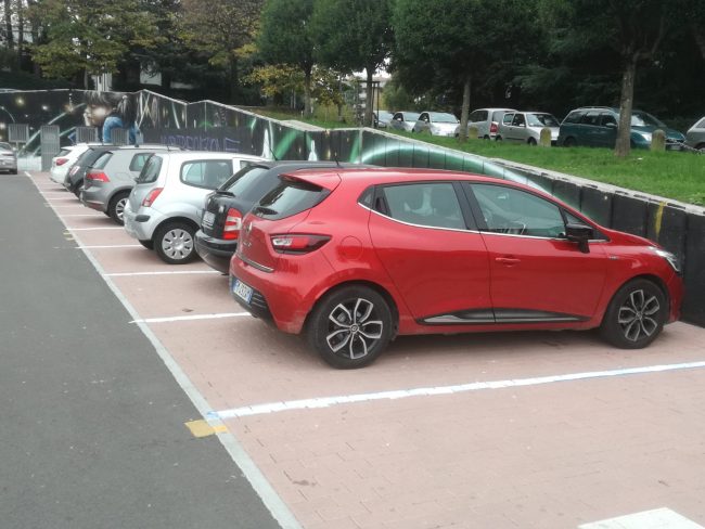 Strisce bianche in Piazza dei Mercanti, è ancora polemica