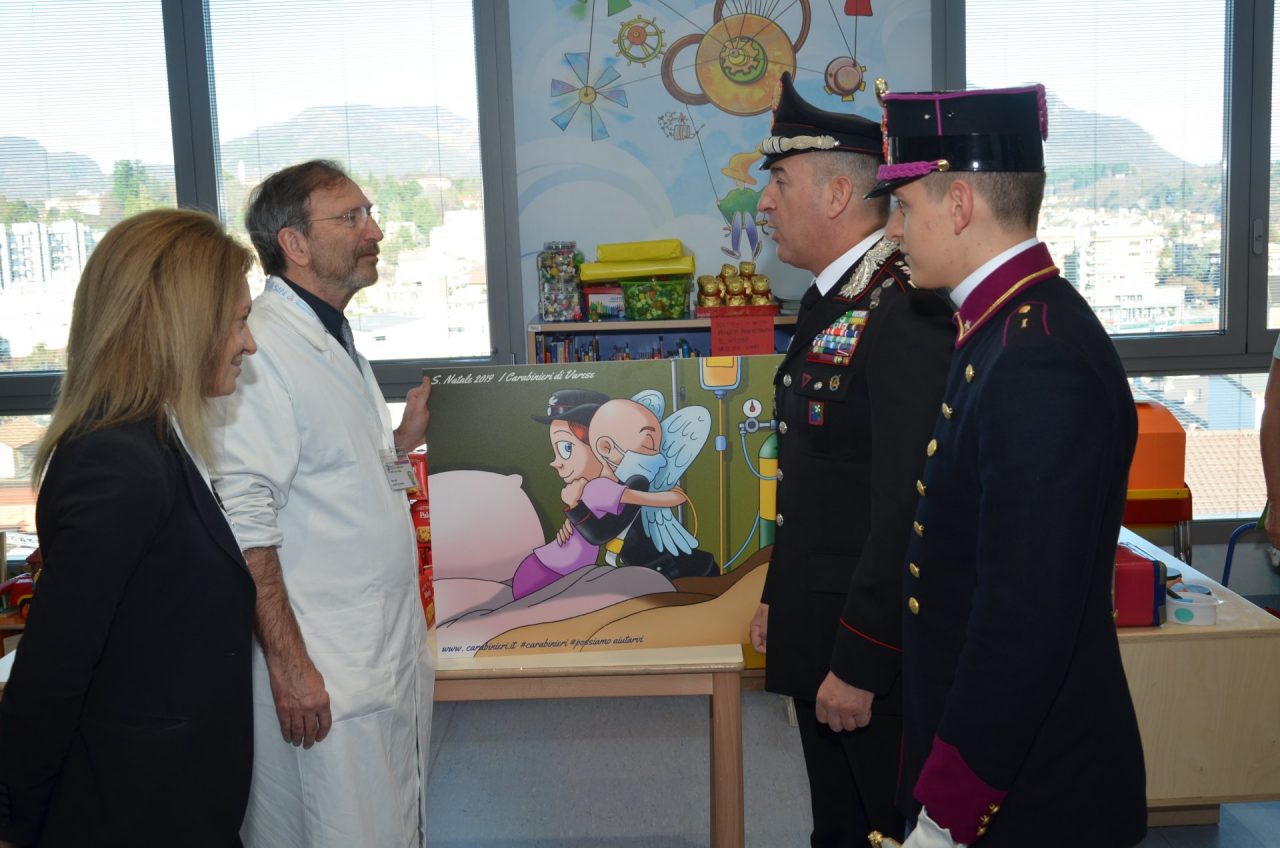 Carabinieri in ospedale, Babbo Natale “scortato” al Del Ponte